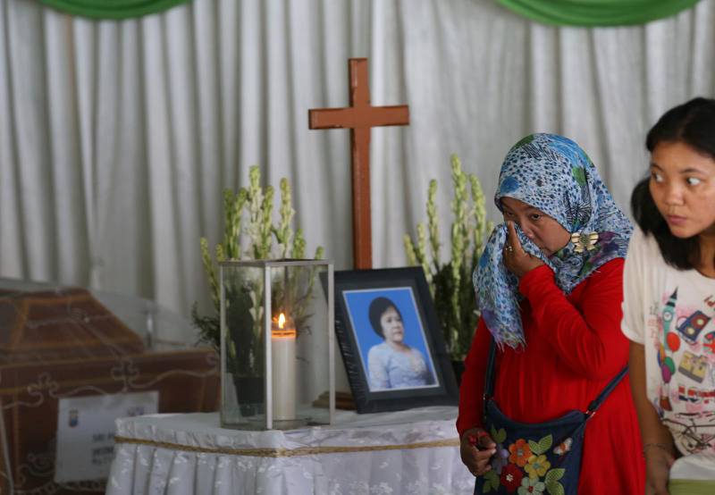 Sorg. En indonesisk kvinna torkar tårarna på minnesvakan för Sri Pudji Astuti, en av offren för helgens terrorist­attack i Indonesien. 