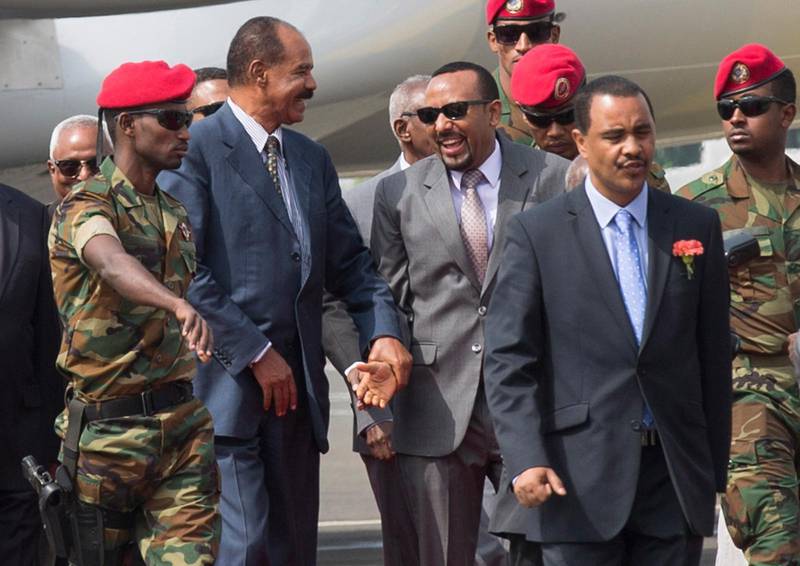 Eritreas president Isaias Afwerki ( t v) välkomnades av Etiopens premiärminister Abiy Ahmed, vid flygplatsen i Addis Abeba den 14 juli.