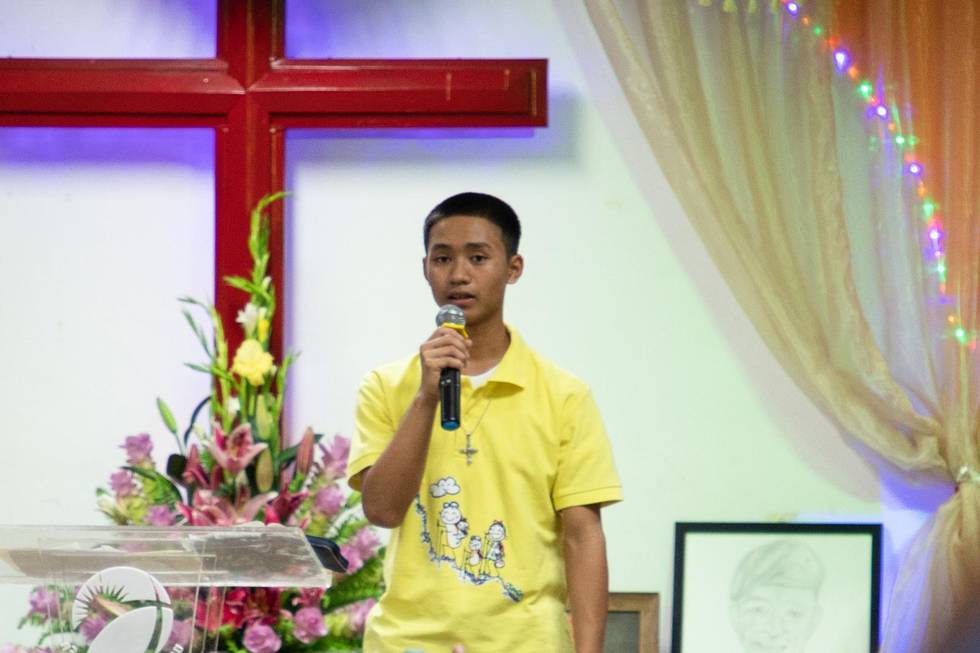Adun, en av de tolv pojkarna i fotbollslaget Wild Boar, som räddades efter att ha suttit instängda två veckor i en grotta, tackade Gud i sin hemförsamling i Chang Rai söndag den 22 juli.