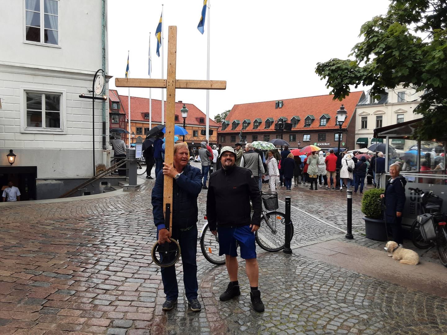 Korsvandringen började på nationaldagen i Ystad. På bilden håller Leif Åkesson i korset. Bredvid honom står Mattias Bjurenholt.