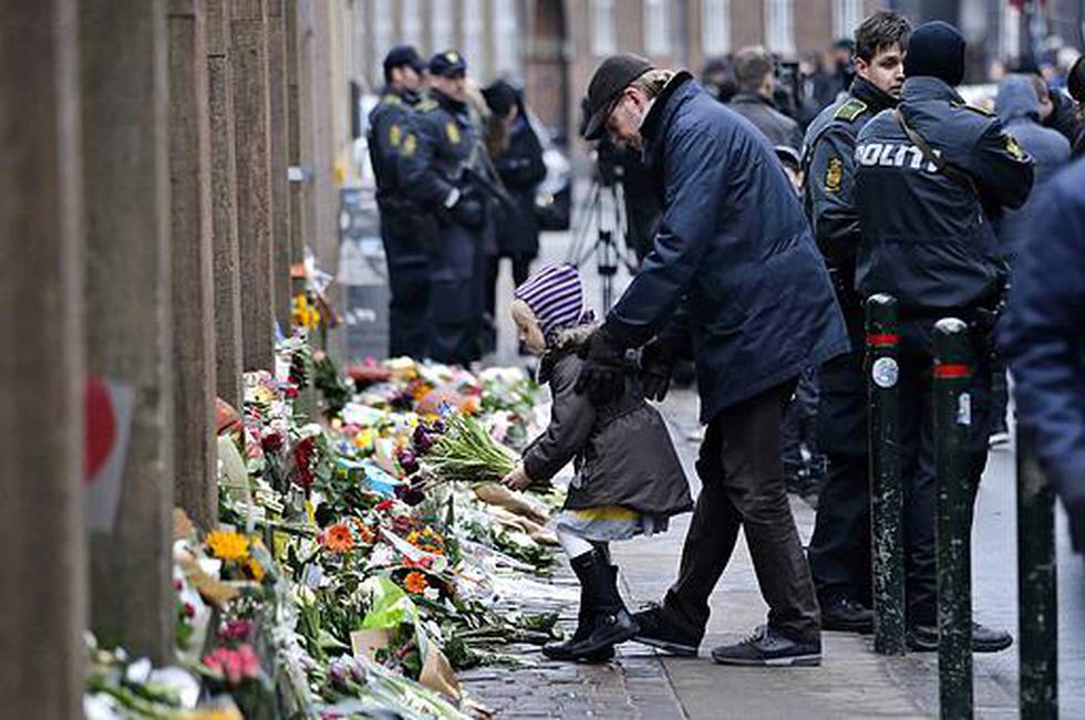 Många lade blommor utanför den drabbade synagogan i Köpenhamn