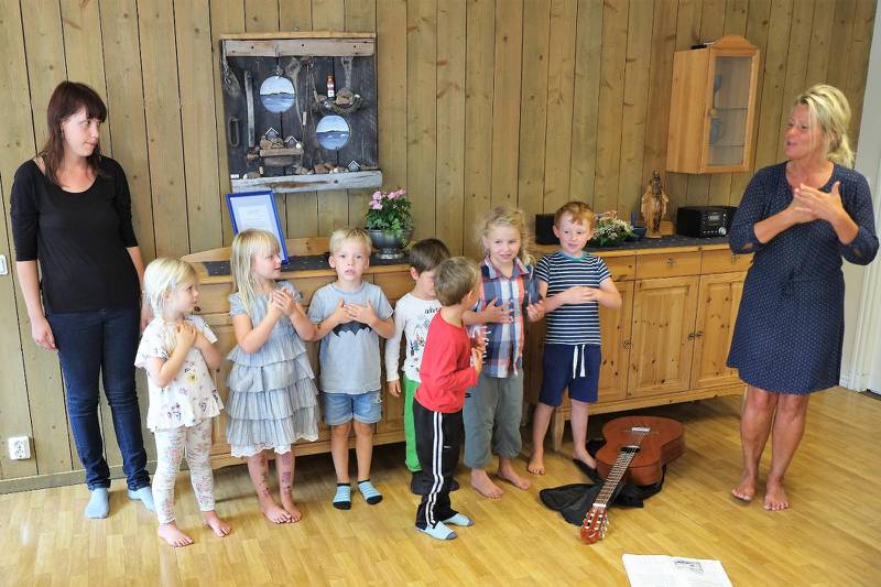 En barnkör från kristna förskolan Arken i Oskarshamn svarade för musikunderhållningen på sommarfesten på Villa Shalom.
