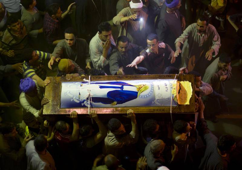 Begravning av ett av offren från terrorattentatet mot den koptiska bussen. 