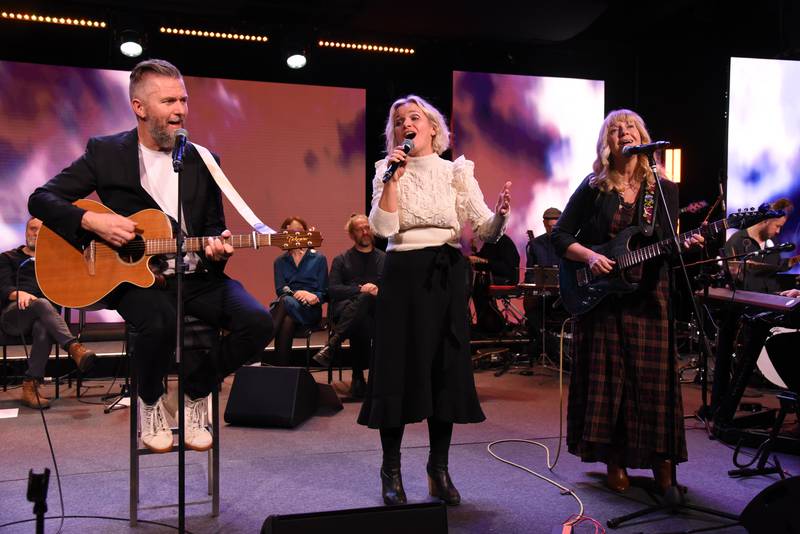 Norska sångarparet Aril och Aina Schöld tillsammans med Solveig Leithaug under Minns du sången-konsert på Hillsong i Arlanda stad 15 oktober 2021 som även sändes via TBN.