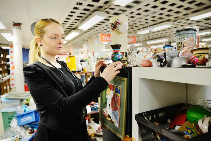 Meri Ikonen arbetar i en second hand-butik i Helsingfors som drivs av missions- och biståndsorganisationen Fida.