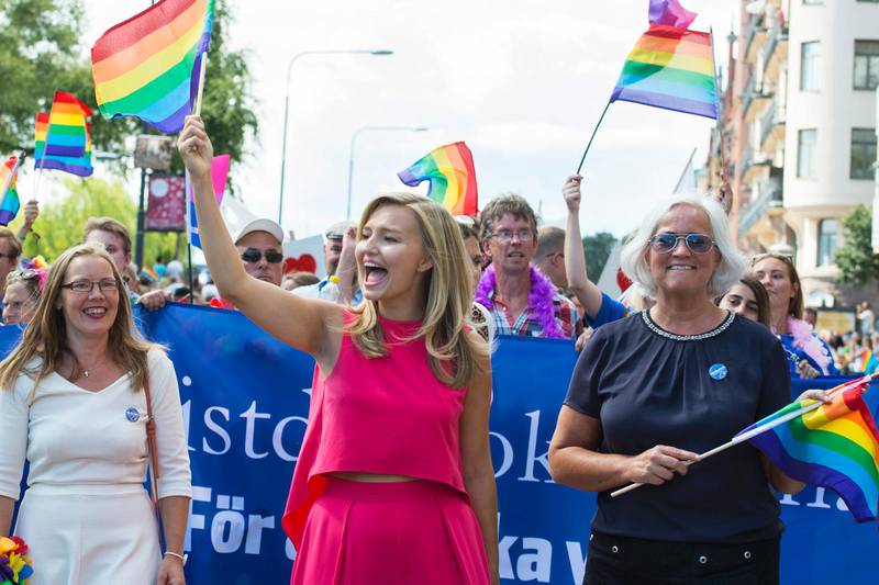 Emma Henriksson, Ebba Busch Thor och Acko Ankarberg Johansson tågade i Prideparaden – för att visa stöd för mänskliga rättigheter.
