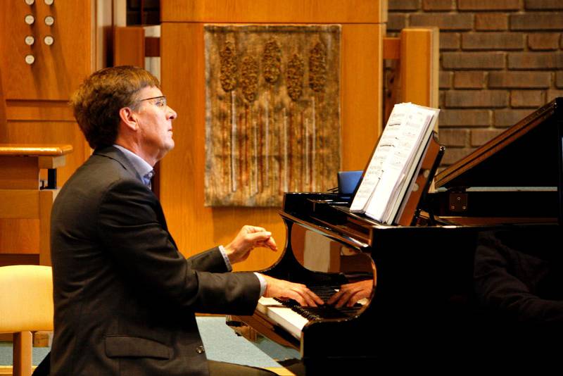 Pianisten Lars-Erik Sandvik ackompanjerade på ett utmärkt sätt sångarens framförande!