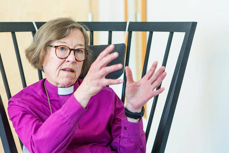 BISKOPEN. Eva Brunne är en biskop som skapade rubriker redan samma dag som hon vigdes till sitt ämbete, då hon blev världens första öppet lesbiska biskop. Sedan dess har hon hamnat i rampljuset flera gånger, av olika anledningar. Efter sommaren lägger hon ner staven och går i pension.