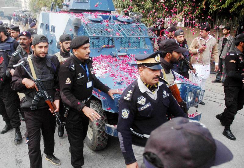 Salman Taseers mördare Mumtaz Qadr förs till sin rättegång.