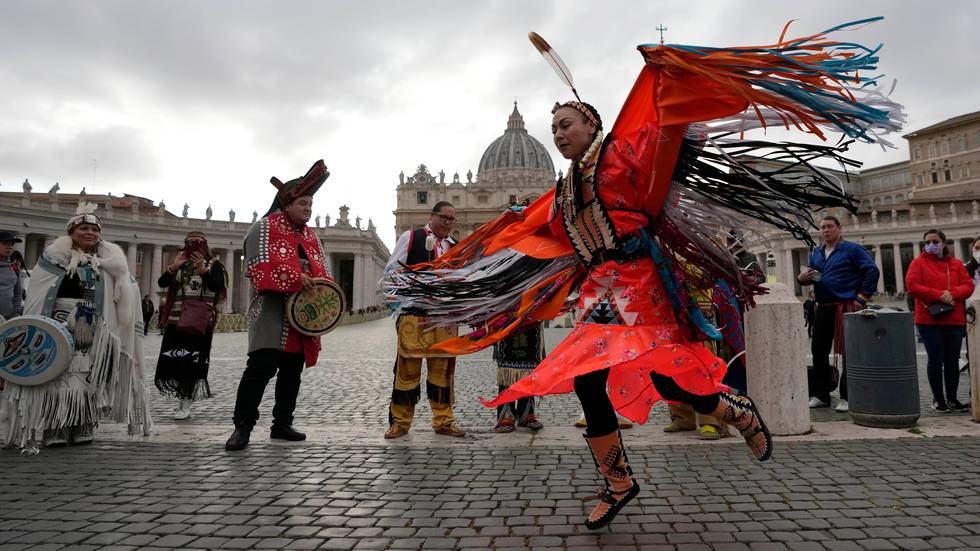 Urbefolkning från Kanada dansar i traditionella kläder under ett besök i Vatikanen.