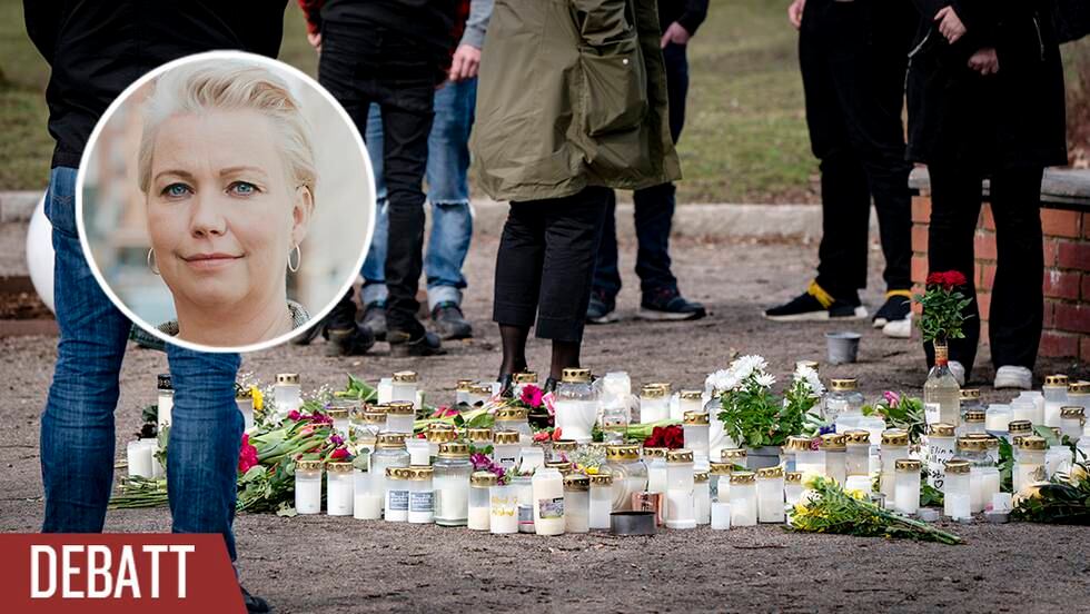 Blommor och ljus vid minnesplatsen i centrala Höör där en 18-åriga flicka i slutet av mars hittades död.