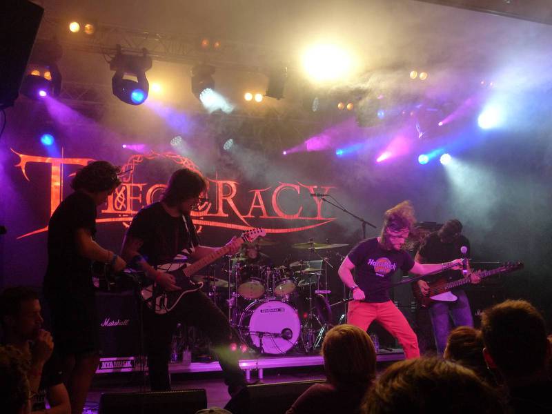 Theocracy. Amerikanskt band med sångaren Matt Smith i spetsen som aldrig tidigare spelat i Sverige. Melodisk metal med hög energinivå.