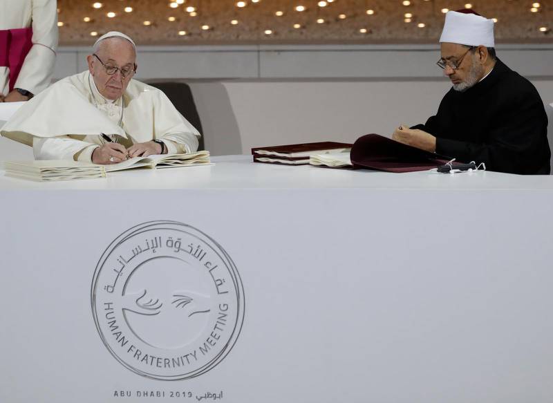 Påve Franciskus och shejk Ahmed el-Tayeb undertecknar deklarationen dokument Om mänskligt syskonskap för världsfred och liv tillsammans.