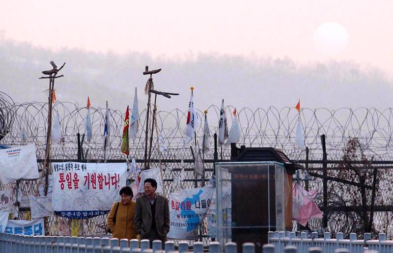 Hårdbevakat. Sydkoreanska turister nära den demilitariserade zonen (DMZ) mellan de två koreanska staterna. 