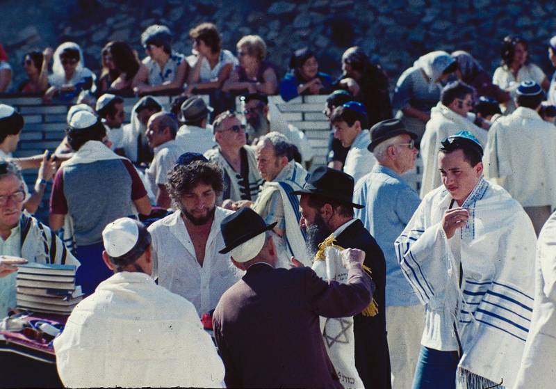 Bob Dylan vid Västra muren i Jerusalem firar Bar mitzvah för sin son Jesse (till höger). För många Messiastroende judar är Bob Dylan en ikon. Han respekterar sitt judiska arv samtidigt som han inte tvekar att bekänna att Jesus är Messias. 