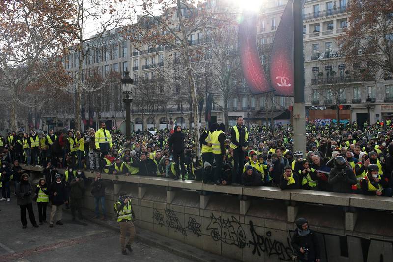 De "gula västarna" demonstrerar på lördagen på Champs-Elysees i Paris.