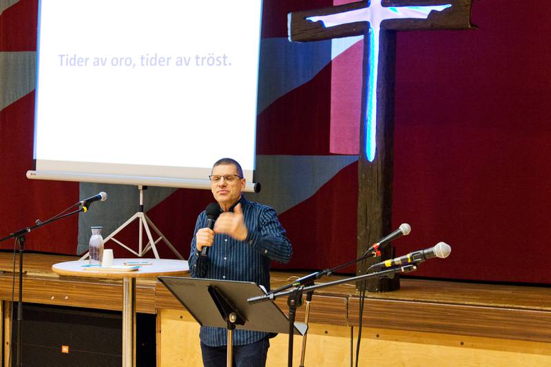 Pastor Oral Hatava predikar i Rinkeby internationella församling, några dagar efter kravallerna i förorten. 