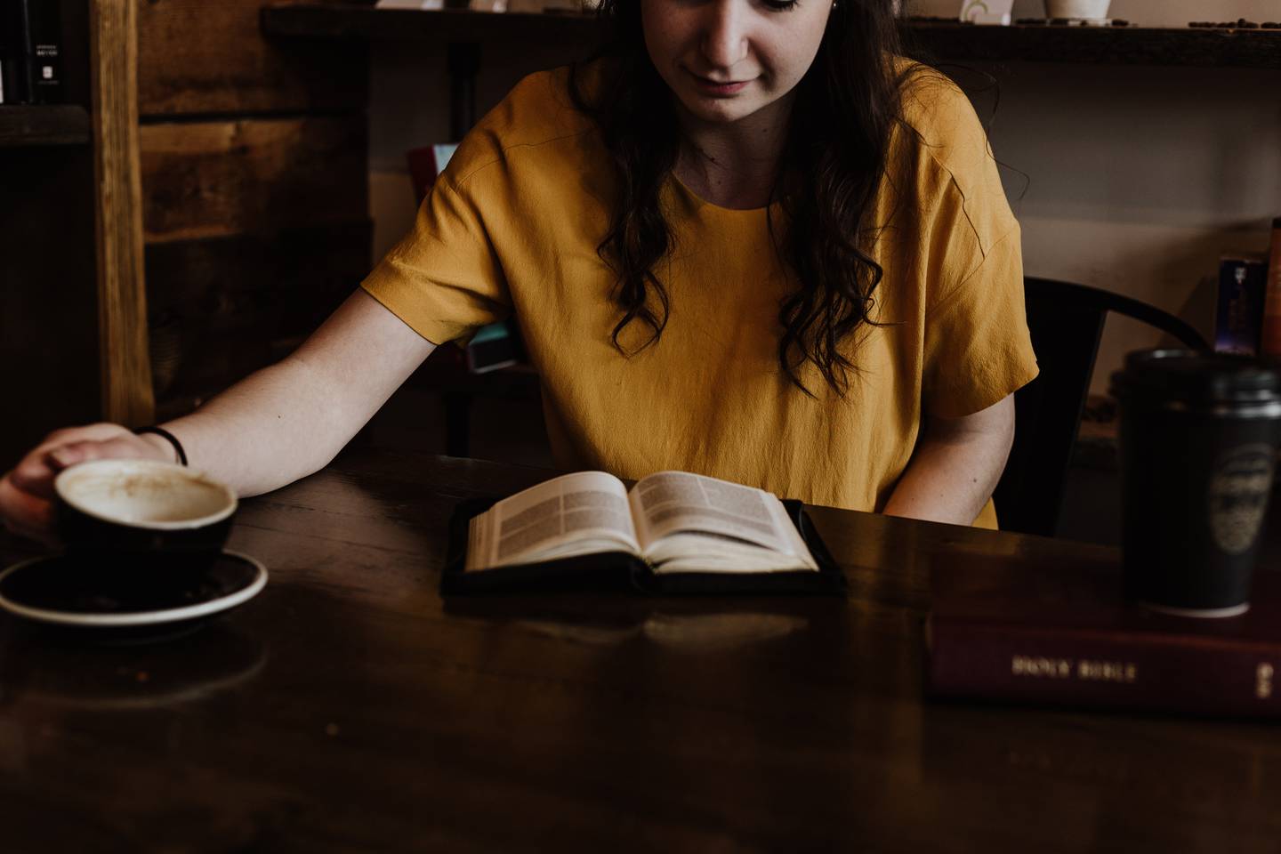 Ung kvinna läser Bibeln.