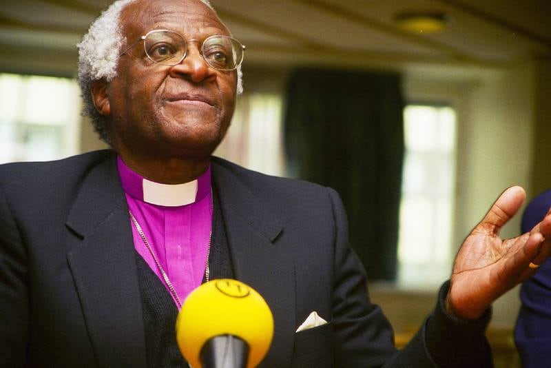 Desmond Tutu kritiserar Saab efter det hemliga avtal de gjorde med Sydafrika. 