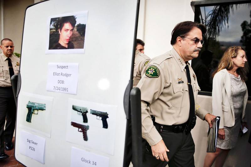 Isla Vista, Kalifornien, 2014. Elliot Rodgers skjuter ihjäl sex personer. I samband med dådet tar han själv sitt liv. Människor i incelrörelsen såg honom som en hjälte.