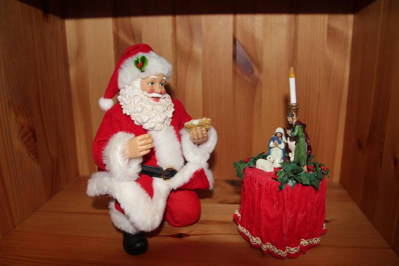 "Kneeling Santa" är en av Lenas favoriter: jultomten knäböjer inför julens huvudperson Jesus.