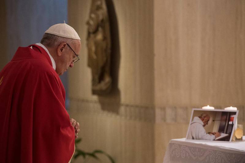 Påve Franciskus ber inför fader Jacques bild i samband med en minnesmässa i Rom, förra året. 