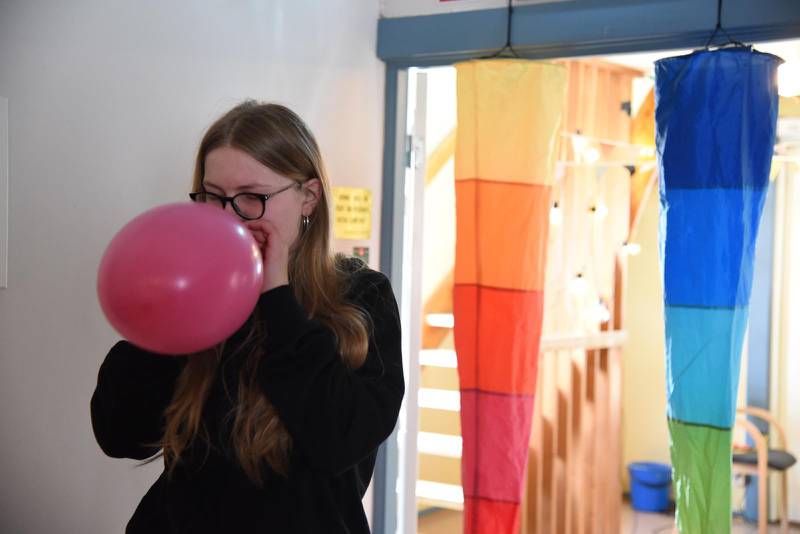 Anna Fransson blåser ballonger inför konserten.