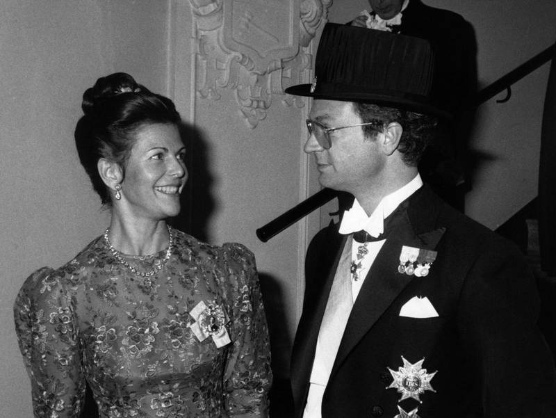 Drottning Silvia i broderad blå taftklänning fanns på plats för att se sin man bli skoglig hedersdoktor.