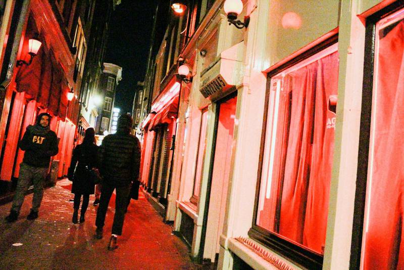 Fönstershoppar. Red Light District är ett område i Amsterdam där prostitution är lagligt. Många tjejer blir där offer för trafficking och sexuellt våld.