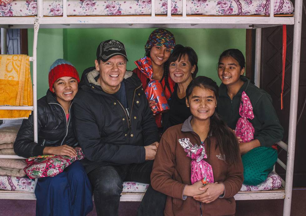 Love Nepal arbetar på kristen grund med att hjälpa flickor i Nepal och Indien som sålts som sexslavar. På söndag kväll, Sveriges Radio P4, samtalar Stina Wollter och Mikael Alfvén om hur en livsuppgift kan ta form, om sårbarhet och naivitet, om mod och motstånd, om tro och hopp och om vad som gör hans liv meningsfullt. Foto från Love Nepal.