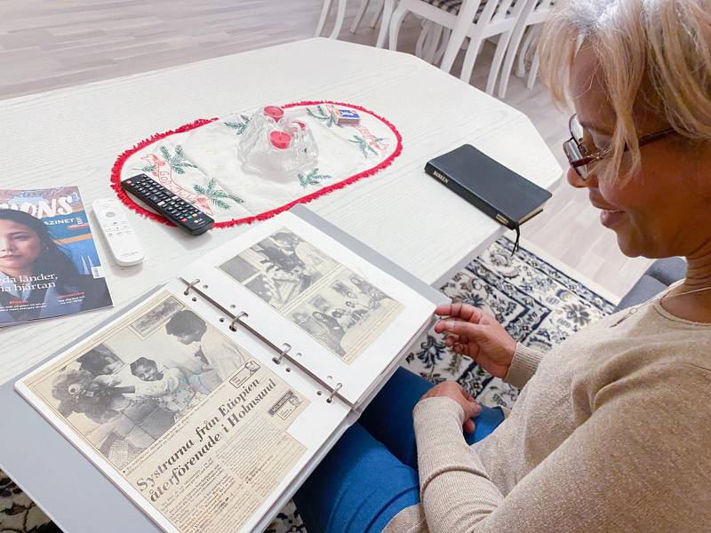 Abbi Åkvist visar tidningsurklipp från 1982 när hon återförenades med sin syster i Holmsund efter flera år under slavliknande förhållanden i Etiopien.