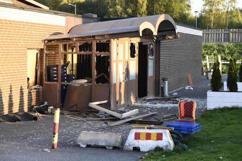 Explosionen vid ortodoxa kyrkans lokaler i Geneta i Södertälje förstörde entrén.