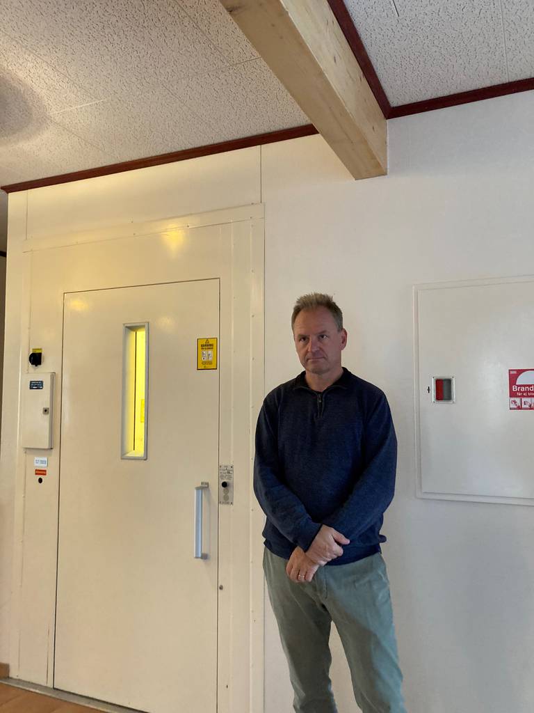 Mattias Mohlin, ordförande i Tureholmskyrkan i Hässleholm, bredvid hissen som nu skapar problem för församlingen.