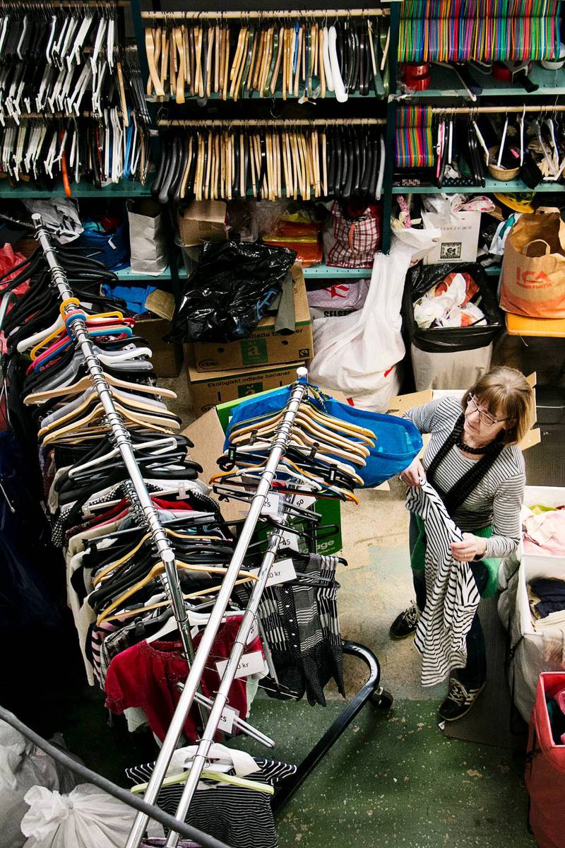 Det gäller att snabbt få ut varorna i butiken. Leena Bergström sorterar kläder på Berga Second Hand. 