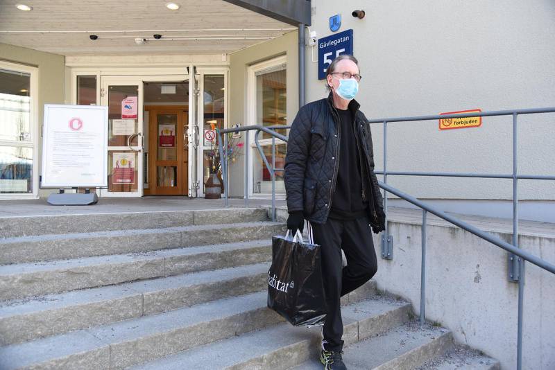 Roland Utbult på väg ut från Karolinska sjukhuset efter en tids behandling av covid-19.