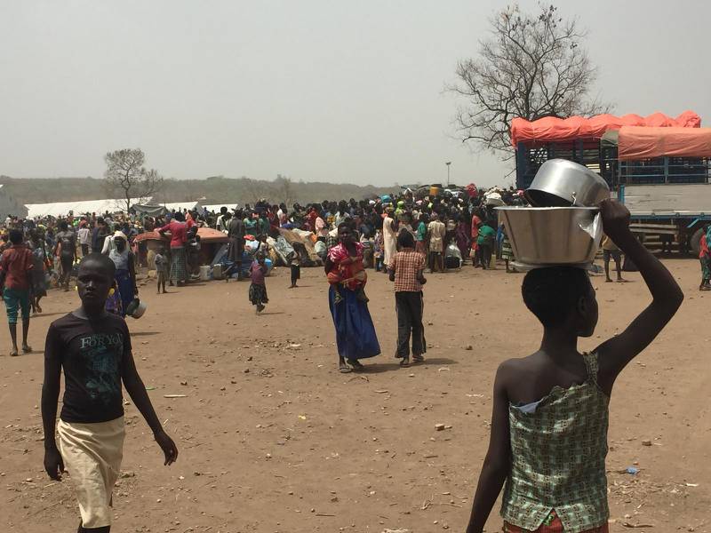 Flyktingar från Sydsudan ankommer till flyktingläger i Imvepi.