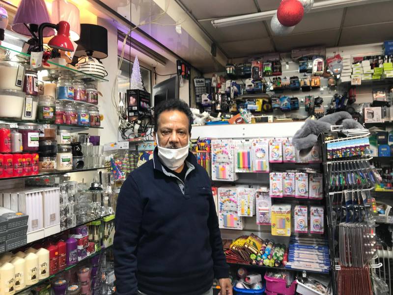 Frankrike har lättat på restriktionerna, och många butiker har återöppnat. I Rama Balamoody:s diversebutik så har handsprit, munskydd och ansiktsvisir har tagit över på hyllan som vanligtvis är reserverad för turistsouvenirer.