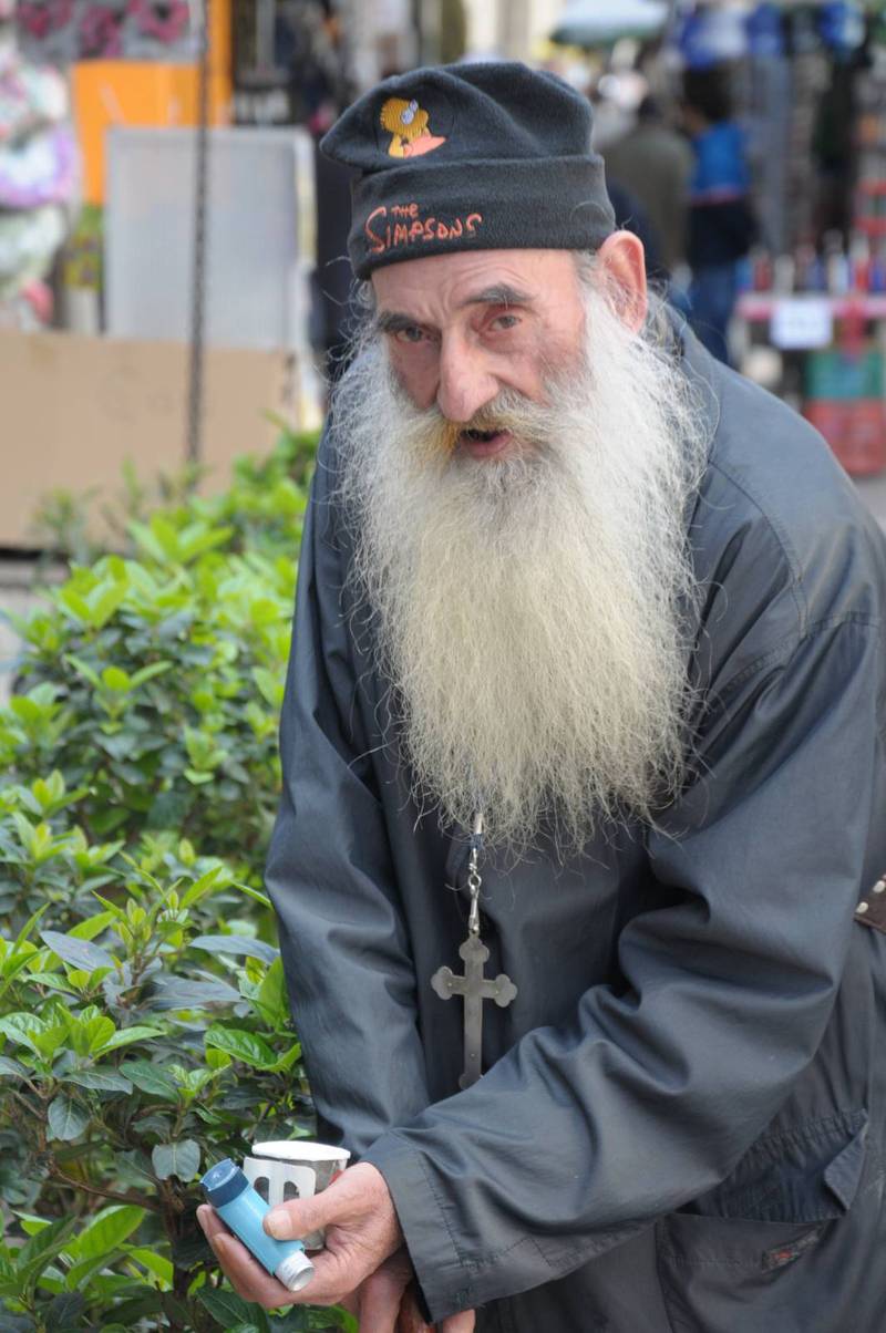 Kontrast. En ortodox man som tydligt bär sitt kors, och matchar det med en Simsonsmössa.