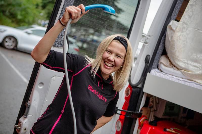 Cilla Eriksson har byggt om skåpbil (som hon namngett Bumbelina) till bostad. Nu ger hon sig ut i Europa för att evangelisera.