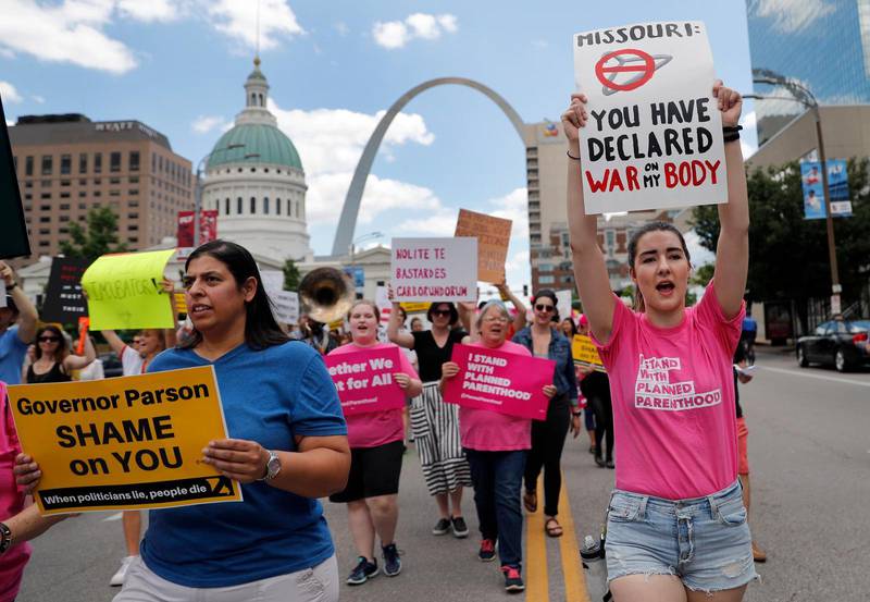 Demonstranter i St. Louis, Missouri, protesterade på torsdagen mot att delstatens sista abortklinik kan tvingas stänga.