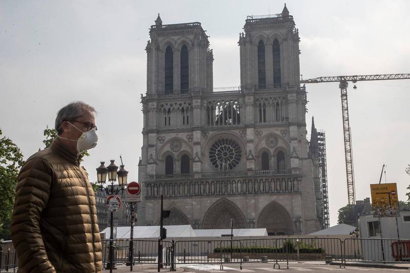 Arbetet med att restaurera Notre-Dame-katedralen har tagit paus på grund av coronapandemin.