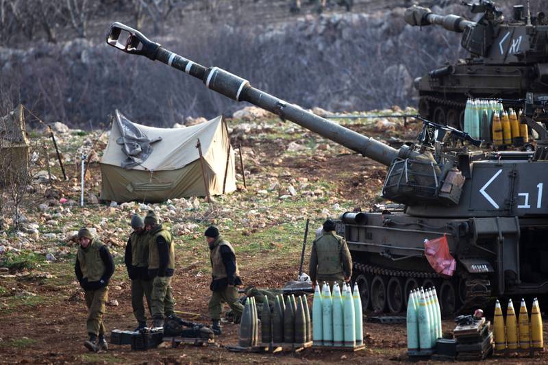 Israeliska soldater och artilleripjäser på Golanhöjderna nära den israelisk-syriska gränsen.
