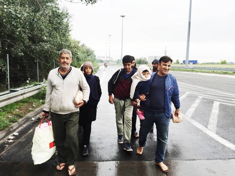 Nuri Kino gav kvinnan i flyktingfamiljen från Damaskus i Syrien sina gympaskor vid besöket i Serbien nyligen.