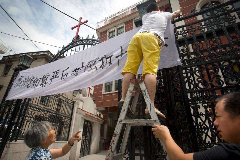 De kinesiska myndigheterna har den senaste tiden plockat ner kors från kyrkobyggnader.