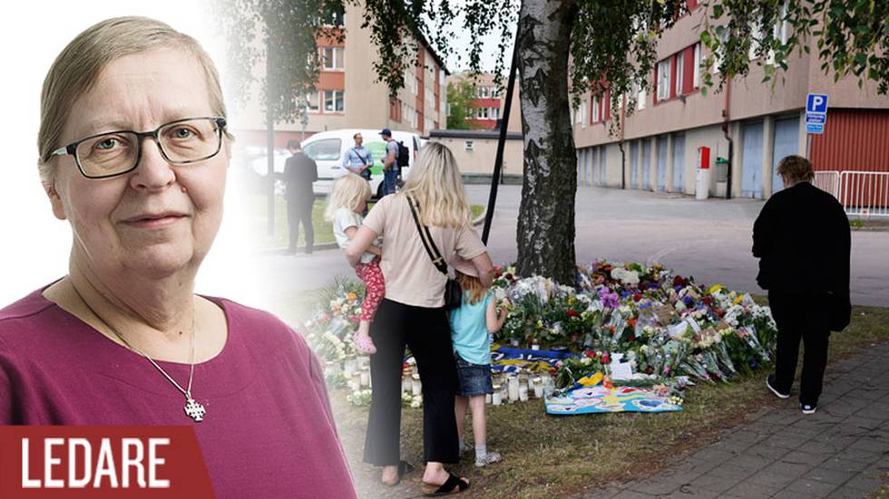Minnesplatsen i Biskopsgården för den mördade polisen. Hav av blommor runt ett träd, en mamma med två barn tittar på dem. Infälld bild på Elisabeth Sandlund.