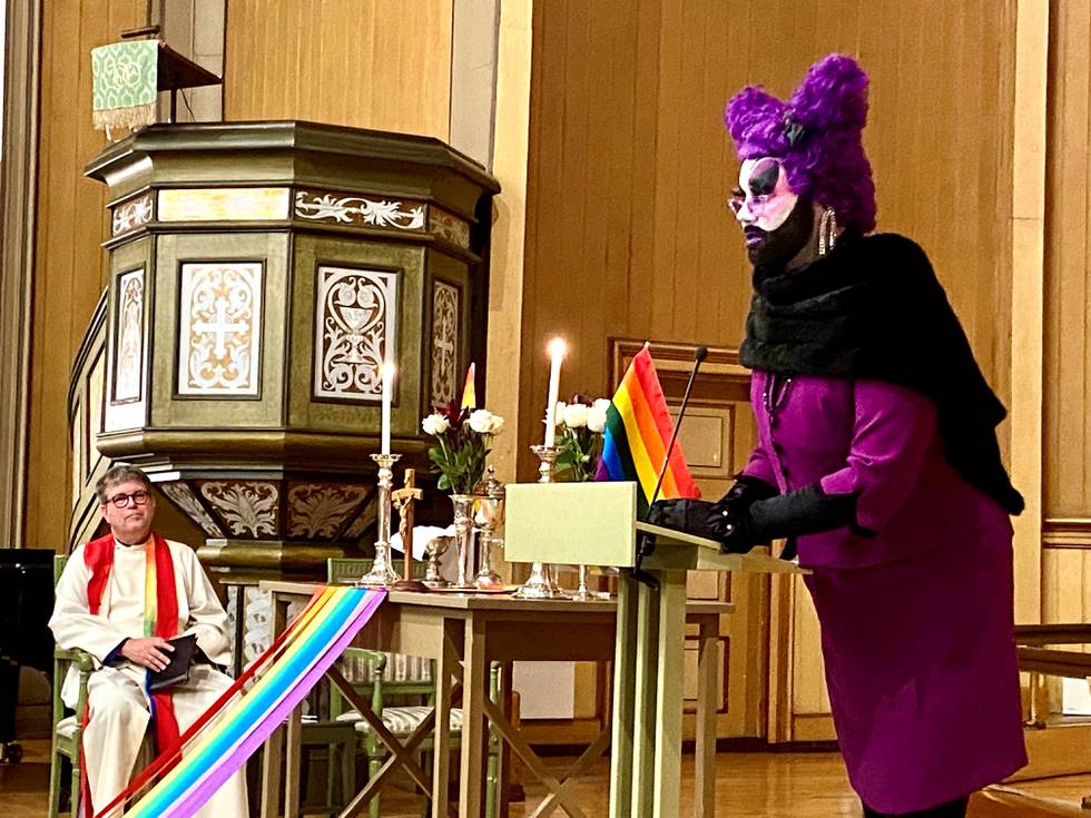 19. november var det duket for regnbuemesse i Tromsø Domkirke. Her talte Rune Nilssen som dragqueen. Det har fått Therese Egebakken til å stille spørsmålstegn ved kriteriene til hvem og hva som kan tales om under en gudstjeneste.