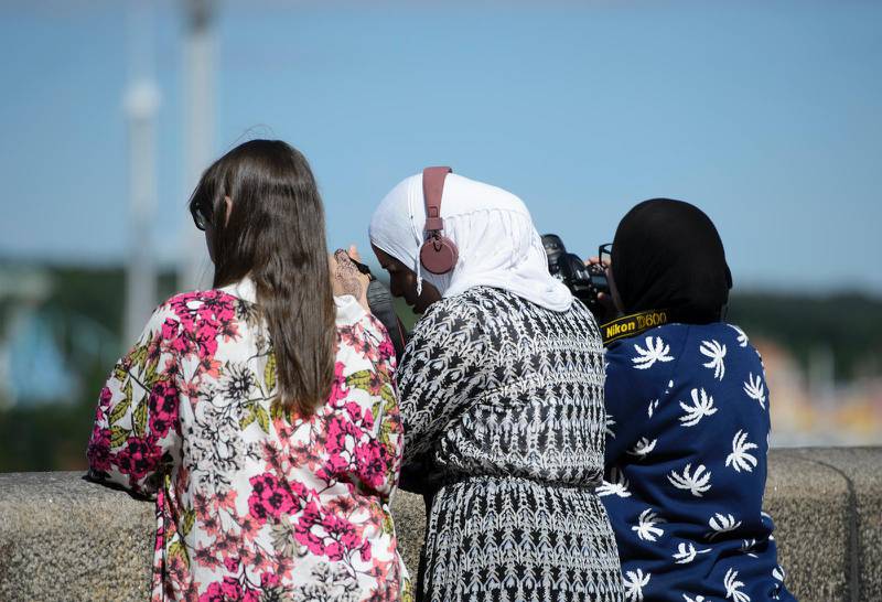 I muslimsk tradition är det vanligt att kvinnor ska täcka sitt hår med en sjal.