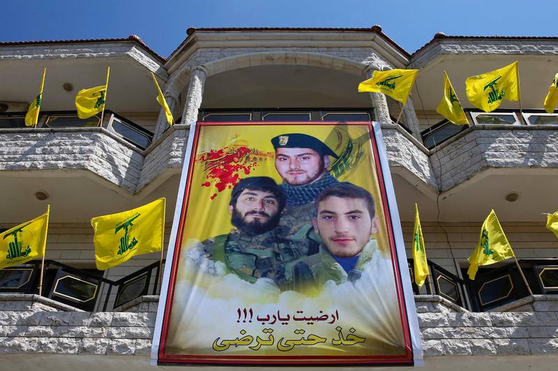 Ny front. En av Hizbollahs ”martyrbilder” hänger på ett hus i byn Harees i södra Libanon. På bilden syns tre släktingar, varav två dödades i kriget mot Israel 2006 och den tredje dödades i södra Aleppo i Syrien i juni i år.