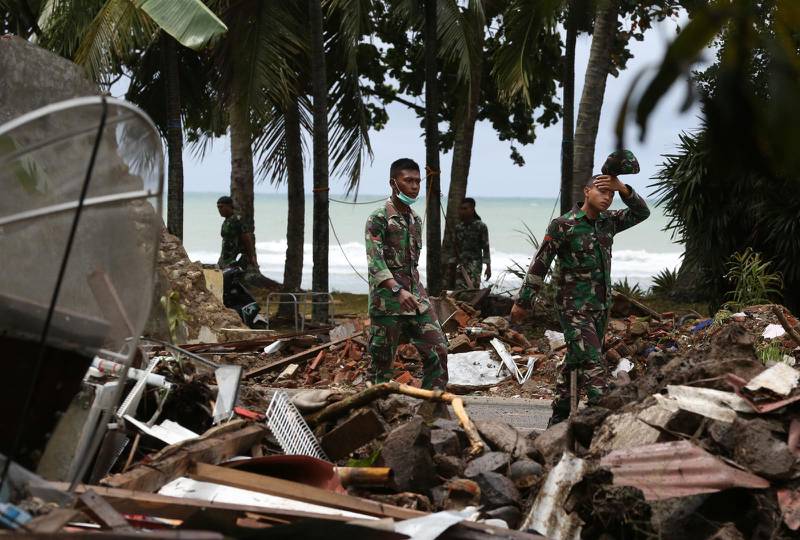 Indonesiska soldater försöker röja upp i tsunamidrabbade Caritas (26.12).