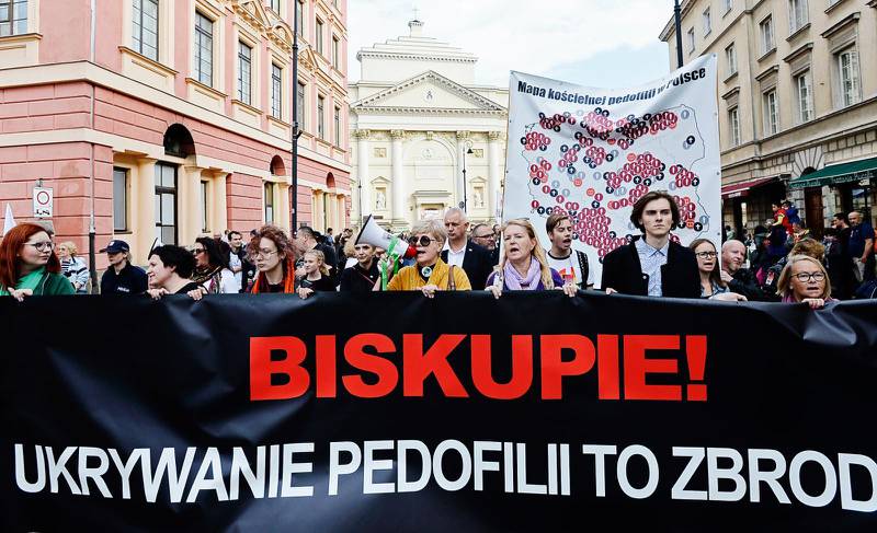 Kräver straff. Demonstranter i Warszawa kräver att biskopar som skyddat pedofiler straffas. Kartan i bakgrunden visar platser i Polen där präster förgripit sig på minderåriga.